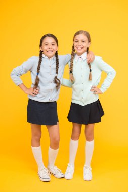 Arkadaşlık gülümsemeyle başlar. Mutlu liseli kızlar arkadaşlık bağlarının tadını çıkarıyorlar. Küçük çocuklar arkadaşlık gününü kutluyor. Okul arkadaşlığını bir arada tutan yapıştırıcı okuldur.