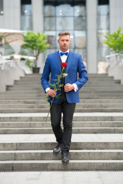 Romantik bir beyefendi. Romantik hediye ile adam olgun kendinden emin maço. Yakışıklı adam gül çiçek romantik tarih. Sevgililer günü ve yıldönümü. Flört hizmetleri. Nasıl romantik olunacak. Mükemmeliyetçi kavram