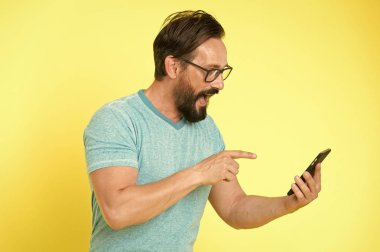 Download uygulama. Hipster neşeli kullanma smartphone. Adam mutlu Kullanıcı akıllı telefon. Smartphone ile kal. Online Topluluk katılın. Kullanıcı dostu kavramı. Adam akıllı telefon fırsatları heyecanlı