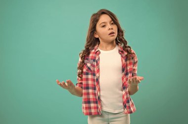 Uluslararası Çocuk Günü. Küçük çocuk modası. Mutlu küçük kız. Güzellik ve moda. Mükemmel saçlı küçük bir kız çocuğu. Çocukluk mutluluğu. Ne yapsak? Kişisel tarzını takip ediyor.