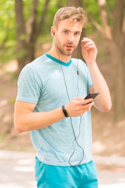 Bilek bandı aleti. Fitness izleyicisi ayarlayın. Fitness koçu. Atlet bak pedometre gadget. Akıllı saat ile sporcu eğitimi. Yararlı ayarlar. Atlet kontrol fitness izci doğa arka plan