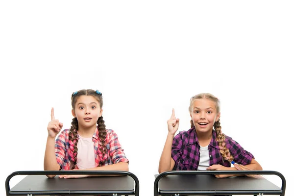 Hersenen bestorming. Idee concept. Studenten klasgenoten zitten op de tafel. Terug naar school. Privéschool concept. Basisschool onderwijs. Kleine meisjes school vrienden studeren samen. Geniet van het proces van studeren — Stockfoto