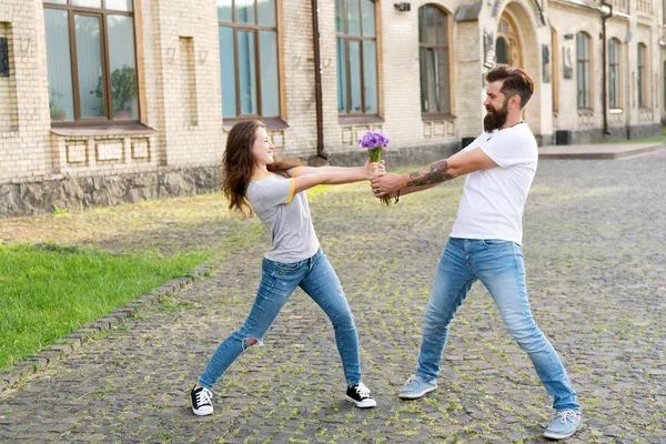 Erősek vagyunk. fiú és lány harcol egy csokor. romantikus dátum. szerelmes pár szórakoztunk. szerelem és a romantika. osztozik a bemutat. Ez az Ön számára. ellátás egy csokor. Háborús idő. Együttlét — Stock Fotó