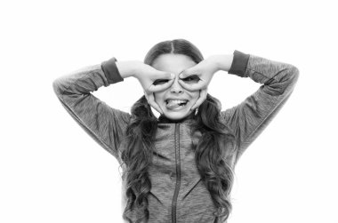 Neşeli yüz buruşturma. Kız holding parmak gözlük maske süper kahraman ya da baykuş gibi. Maske süper kahraman ile oyun oynamak. Çocuk neşeli ruh yüz buruşturma maskesi. Rol fantastik kahraman olmak. Çocuk gizlemek yüz parmak maskesi