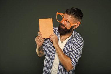 Ne ilginç bir kitap. Çalışma inek kitaba bakmalısın. Ders kitap parti bardaklarda sakallı adam. Kitap nerd süslü gözlük takıyorum. Üniversite erkek öğrenci ders notları ile