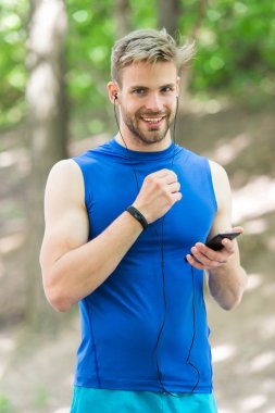 Başvuru formu hazırla. Akıllı telefonu ve akıllı saati olan sporcu koşuya hazır ol. Spor uygulaması ile çalışmak daha eğlenceli. Uygulama kullanarak çalıştırılacak rotayı ayarla. Akıllı telefon koşuya hazır.