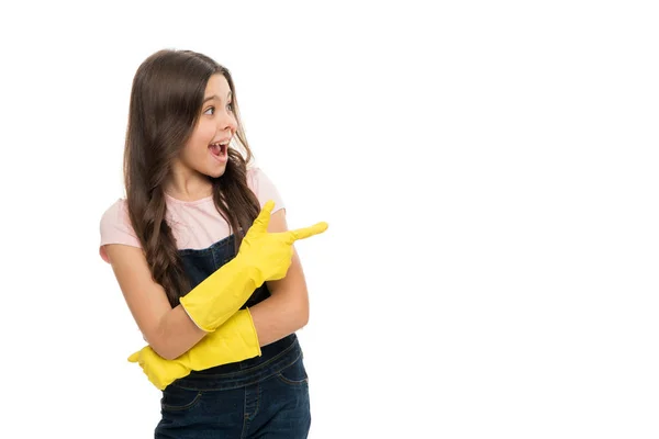 Schauen Sie sich dieses ganze Chaos an. Mädchen gelbe Gummischutzhandschuhe bereit für die Reinigung zeigen auf Kopierraum. Haushaltspflichten. Mädchen nettes Kind putzt herum. Empfindliche Haut schützen. Kinder putzen zu Hause — Stockfoto