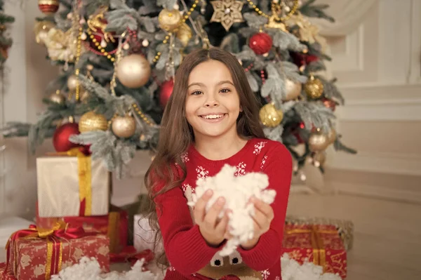 Waiting for santa. Xmas. happy new year. Christmas shopping. christmas family holiday. The morning before Xmas. Cute little child girl with xmas present. Merry Christmas and Happy Holidays — Stock Photo, Image