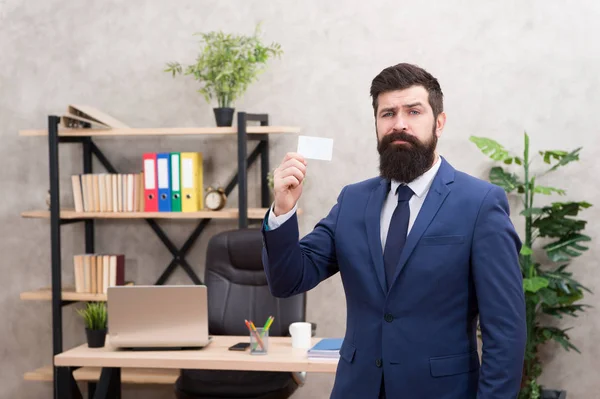 Bearded hipster top manager Toon kaart. Bankdiensten voor kleine bedrijven. Kaart ontwerp. Nu bellen. Guy formeel pak staan in Office. Accountant of bankier. Zakenman houden blanco kaart. Nuttige contactpersonen — Stockfoto