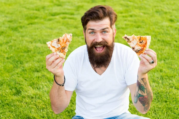 Dużo pizzy. Brodaty człowiek Hipster jeść pizzę. szczęśliwy człowiek student jedzenia pizzy. Zabawy. diety będzie czekać. letni piknik na zielonej trawie. weekend pizzy. Fast food. Kocham Junk Food — Zdjęcie stockowe