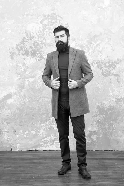 Homme à la mode avec la barbe. La vie moderne. Mannequin masculin. Homme d'affaires mature. Style décontracté. Brutal hipster barbu en denim. style automne de l'homme à la mode. homme à la mode en manteau d'automne. Homme ambitieux — Photo