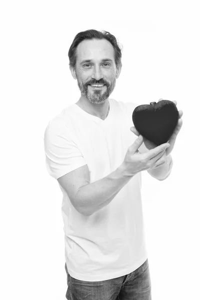 Kärlek är en härlig känsla. Alla hjärtans dag. Hälso-och sjukvård. hjärttransplantation. Semester firande. Kärlek. problem med hjärtat. Man med skägg. Dekorativa för alla hjärtans dag. Mogen, skäggig man med rött hjärta — Stockfoto