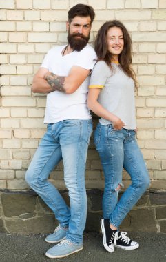 Romantizm ilişkinizi arkadaşlığınızı geride götüren şeydir. Aşık bir çift tuğla duvarda duruyor. Şehvetli kadın ve sakallı adam ilişki romantizm zevk. Romantizm hissediyorum. Aşık romantizm