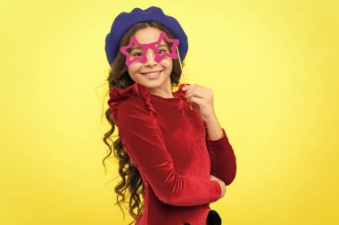 Çocukluk mutluluk. küçük çocuk moda. Uluslararası Çocuk günü. mükemmel saçlı küçük kız çocuğu. Mutlu küçük kız. Onun kişisel tarzı takip. çok mutlu