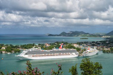 Castries, Saint Lucia - 11 Kasım 2015: büyük yolcu gemisi veya yolcu gemisi Carnival Liberty. koy veya limanda turist teknesi. pitoresk manzara. lüks gezi. yaz seyahat ve tatil. su taşıma