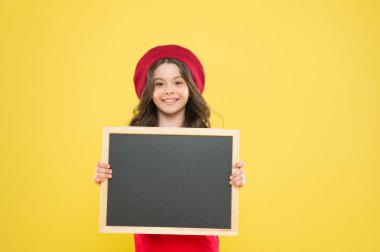 Terfi için reklam panosu. Okula dönüyorum. Okul alışveriş satışları. Sarı arka plandaki çocuk. Fransız bereli mutlu kız. Okul sedyesi olan küçük bir kız, fotokopi odası. yayıncılık işi