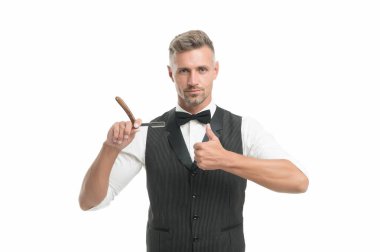 Klasik berber. Berber papyonu kuaför bıçağı tutuyor. Erkek modası ve güzellik hizmetleri. Sakallı hippi tıraş oluyor. Berber dükkanı müdürü. Berber aletleri. Lüks hizmet. Şekil ipuçları korunuyor