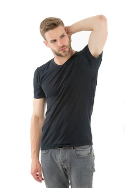 Terleme sorunu. Etkili antiperspirant. Terlemeye teneten emin bir adam. Adam temiz giysilerle dolu kuru koltuk altı kontrol ediyor. Uygun organik terleme önleyici ile terlemeyi önleyin ve azaltın