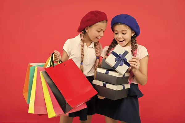 带着购物袋的小女孩孩子。友谊和姐妹情谊。生日和圣诞礼物。国际儿童日。在购物中心大甩卖。快乐的网上购物。成功购物 — 图库照片