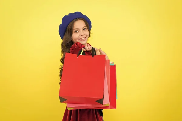 買い物袋と小さな女の子の子。誕生日とクリスマスのプレゼントします。国際子供の日。ショッピング モールで大特売。幸せなオンライン ショッピングします。快適なショッピング。ベストの選択 — ストック写真
