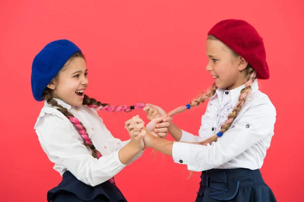 Mode trend. Het is awesome kleurstof haar leuke kleuren. Passend kapsel. Houd het haar gevlochten voor een nette look. Leerlingen met lang gevlochten haar. Kapsalon. Hairstyles school stijl. Meisjes lange vlechten — Stockfoto