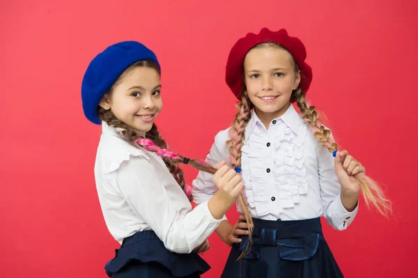 Freundschaft und Geschwisterlichkeit. beste Freunde. internationales Austauschschulprogramm. Schulfreunde. kleine Mädchen mit französischem Barett. Glückliche Kinder in Uniform. Ausbildung im Ausland. Kindermode. du bist so schlau — Stockfoto