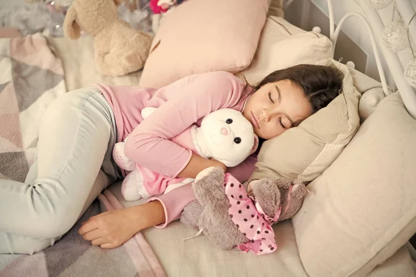 Menina criança com presente de Natal. Feliz Ano Novo. Compras de Natal. à espera do Pai Natal. Inverno. menina dormindo em casa. Natal férias em família. manhã antes do Natal. Dorme. o seu Natal — Fotografia de Stock