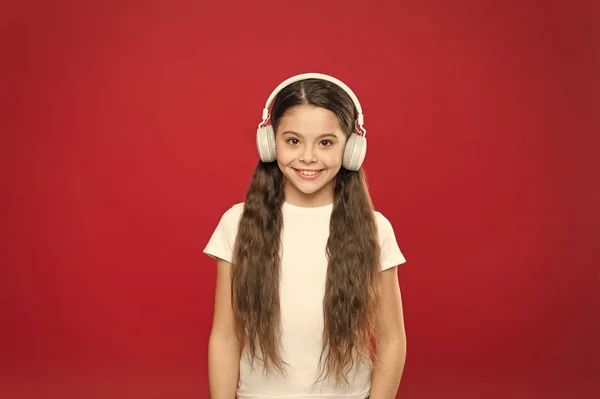 Adora il suono incredibile delle sue cuffie. Bambina che ascolta musica. Ragazzina carina con le cuffie stereo. Adorabile appassionato di musica. Bambino godere di musica giocare in auricolare — Foto Stock