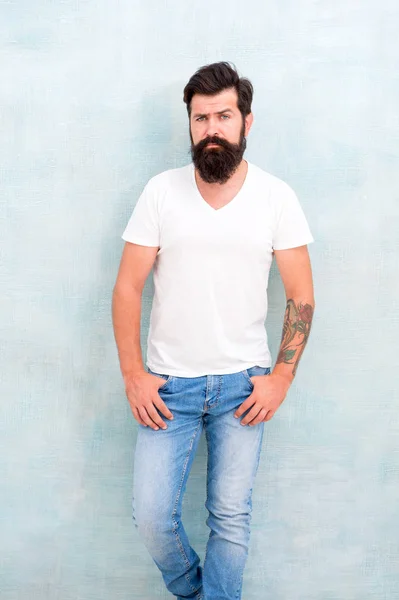 Brutalité de tempérament masculine. Brutal macho casual tenue fond gris. Simple et décontracté. Concept de masculinité. Mode et beauté. Hipster longue barbe bien soignée et moustache. Style décontracté vie quotidienne — Photo