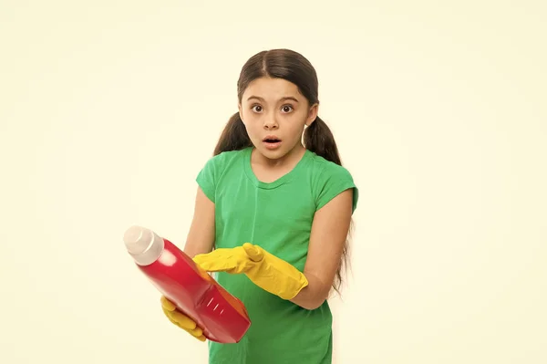 Instrucciones de lavado de lectura para el uso de productos de limpieza domésticos. Niño pequeño sosteniendo detergente para ropa. Lindo limpiador con guantes de goma amarillos. Niño pequeño listo para el lavado doméstico —  Fotos de Stock