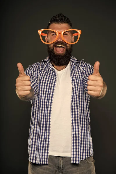 Gesichtspflege. Brutaler kaukasischer Hipster mit Schnurrbart. Reifer Hipster mit Bart. Männermode. bärtiger Mann. glücklicher Mann mit Parteibrille. Sommerferien. Daumen hoch - Erfolgssymbol. Positiv bleiben — Stockfoto