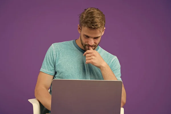 Hombre navegando por Internet en el ordenador portátil. Un tipo que trabaja en línea. Tome ventajas de compras en línea. Acceso gratuito a Internet. Hombre con portátil moderno navegar por Internet. Tecnologías modernas. El mundo entero en un solo toque — Foto de Stock