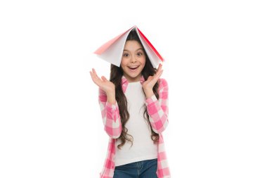 Başının üstünde kitaba kitap. Liseli kız çalışmaya hazır. Okulda okuyorum. Çalışma zamanı. Kız kitap beyaz arka plan tutun. İlginç bir edebiyat. Gelişim ve eğitim. Çocuk bakımı ve mutlu çocukluk