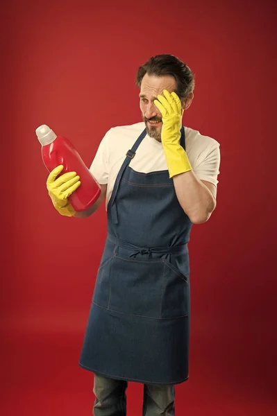 Inhemska hjälpare. Vårstädning. Piga eller houseman bryr sig om huset. Kommersiella rengöring företag koncept. Skäggiga man.general eller regelbundet städa upp. Ändra ansvar — Stockfoto