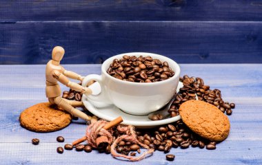 Taze kavrulmuş kahve çekirdeği. Kafein konsepti. Kahve dükkanı konsepti. Kafe içki menüsü. Kahve molası ve rahatla. İlham ve enerji yükü. Kahverengi kahve, kavrulmuş fasulye, mavi ahşap arka plan.