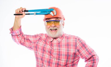 Marangoz çaresizlik içinde. hardhat olgun sakallı adam. gaz anahtarı ile kask profesyonel tamirci. onarım ve düzeltme. mühendis işçi. inşa ve inşaat. ayarlanabilir boru anahtarı ile adam oluşturucu