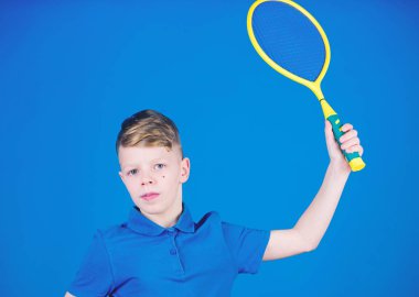 Tenis antrenmanı yapıyorum. Raketli adam oyundan zevk alıyor. Geleceğin şampiyonu. Spor kariyerini düşlüyordum. Mavi arka planda tenis raketi olan atlet çocuk. Tenis sporu ve eğlence. Çocuk tenis oynuyor.