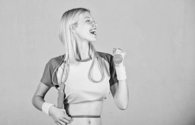 Fitness başarı. Yaz cesedi hazırlayın. Fitness sonuç. Kalori yakmak fitness egzersiz. Kilo kaybı. Fitness ve sağlık. Kız ince bel mükemmel belly ve şerit metre. İnce yapılı aşağı çalışıyor