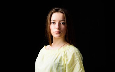 Güzelleştirici yüz saç ve cilt. Kozmetoloji ve güzellik. Günlük basit makyaj. Çekici kadın uzun saç portresi. Doğal güzellik. Doğal güzelliklerle parlıyor. Pretty kız cilt bakımı ve makyaj