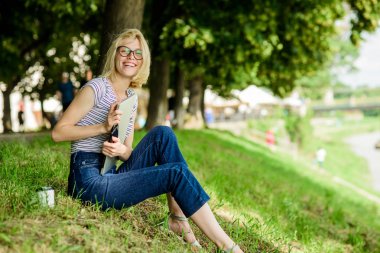 kız dizüstü bilgisayarda çalışır. Güzel bir kadın paket kahve içiyor. kız gitmek için kahve içmek. Parkta rahatlayın. bilgisayar açık modern kadın. yaz online. Sabah çizelgesi. Bilgi konusunda heyecanlı