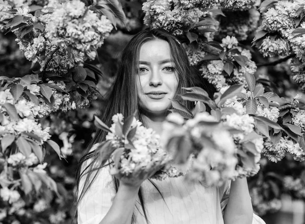 Cheiro a flor, alergia. mulher na flor da primavera flor. beleza natural do verão. cuidados com a pele e spa. Cosméticos naturais de pele. menina em flor de cereja. Árvore Sakura a florescer. Memorize este momento — Fotografia de Stock