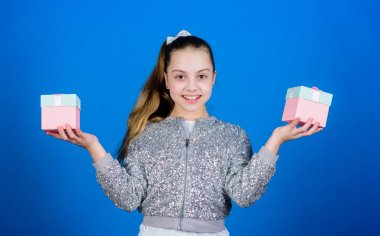 Boks günü. Noel alışverişi. Neşeli çocuk. Yeteneği olan küçük bir kız. Doğum günün kutlu olsun. Tatil kutlaması. Sürpriz. Çocuk bayramı. Kutlama. Şu anki kutusu olan küçük bir kız. Noel için mevcut.