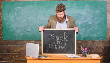 Öğretmen ya da okul müdürü Okul için yazıt ağırlamaktadır. Öğretmen deneyimli öğretmen çalışma başlar ve eğitim almak için yeni Kaydolanların ağırlamaktadır. Öğrenciler profesyonel iş öğretim