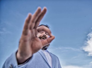 Adam parmaklarının arasından izlerken işadamı resmi takım elbise sakallı. Gözüm üzerinde. Mükemmel bir jest. Adam görünüyor tamam jest ile kapatın. İzlerken ve gözlemleyerek casusluk. Mükemmel kavramı