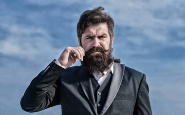 Sakallı adam. bıyık ile acımasız beyaz hipster. Gökyüzüne karşı iş adamı. Geleceğin başarısı. resmi moda. Sakalı olgun hipster. Çevik iş. Kendine güvenen bir işadamı. başlangıç iş