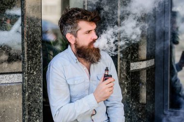 alışkanlıkları kavramı. adam sigara e-sigara. hipster adam vaping cihazı tutun. Sakallı olgun hipster. Sağlık güvenliği ve bağımlılık. buharı teneffüs. Sakallı acımasız erkek sigara elektronik sigara