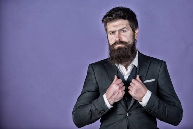 Yeni şık takım elbise. Erkek resmi moda. Şık mafya patronu. Mafya patronu. Olgun hippi sakallı. Takım elbiseli bir iş adamı. Sakallı adam mafya patronu. acımasız beyaz hipster bıyıklı
