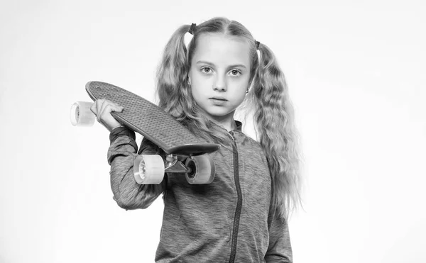 Menina pequena relaxante após a patinação. Retrato de menina com skate roxo. Criança de Hipster com placa de centavo isolada em branco. Actividade desportiva. Divertindo-se com skate. Eu tenho penny board — Fotografia de Stock