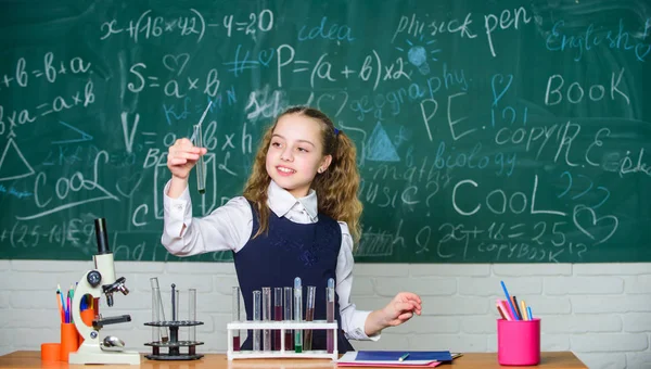 Framtida mikrobiolog. Skolans laboratorium. Girl Smart student genomföra skol experiment. Skolelev studera kemiska vätskor. Skol kemi lektion. Provrör med ämnen. Formell utbildning — Stockfoto