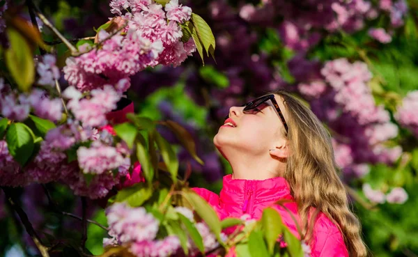 Odeur de fleur, allergie. soins de la peau et spa. Cosmétiques naturels pour la peau. heureuse fille en fleur de cerisier. Sakura arbre en fleurs. vacances d'été. La beauté de l'enfance. petite fille au printemps fleur fleurir. Journée chaude — Photo